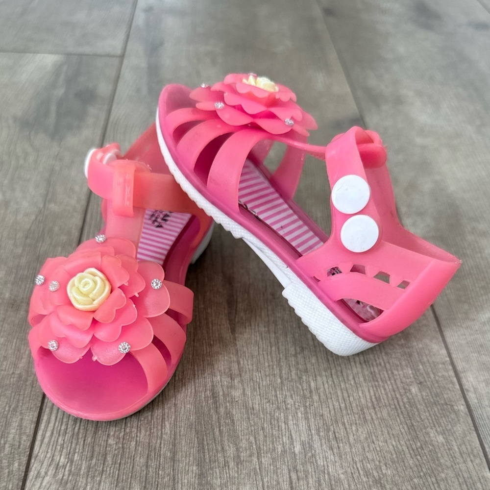 Boutique little Girl Size 4 Dress Sandals ADORABLE
VGUC